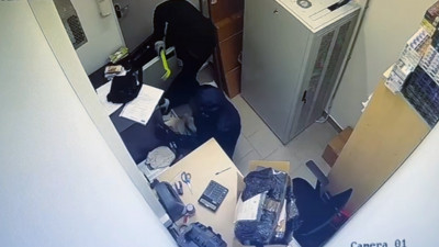 В Выборгском районе двое взломали магазин и украли из сейфов почти 350 тысяч рублей