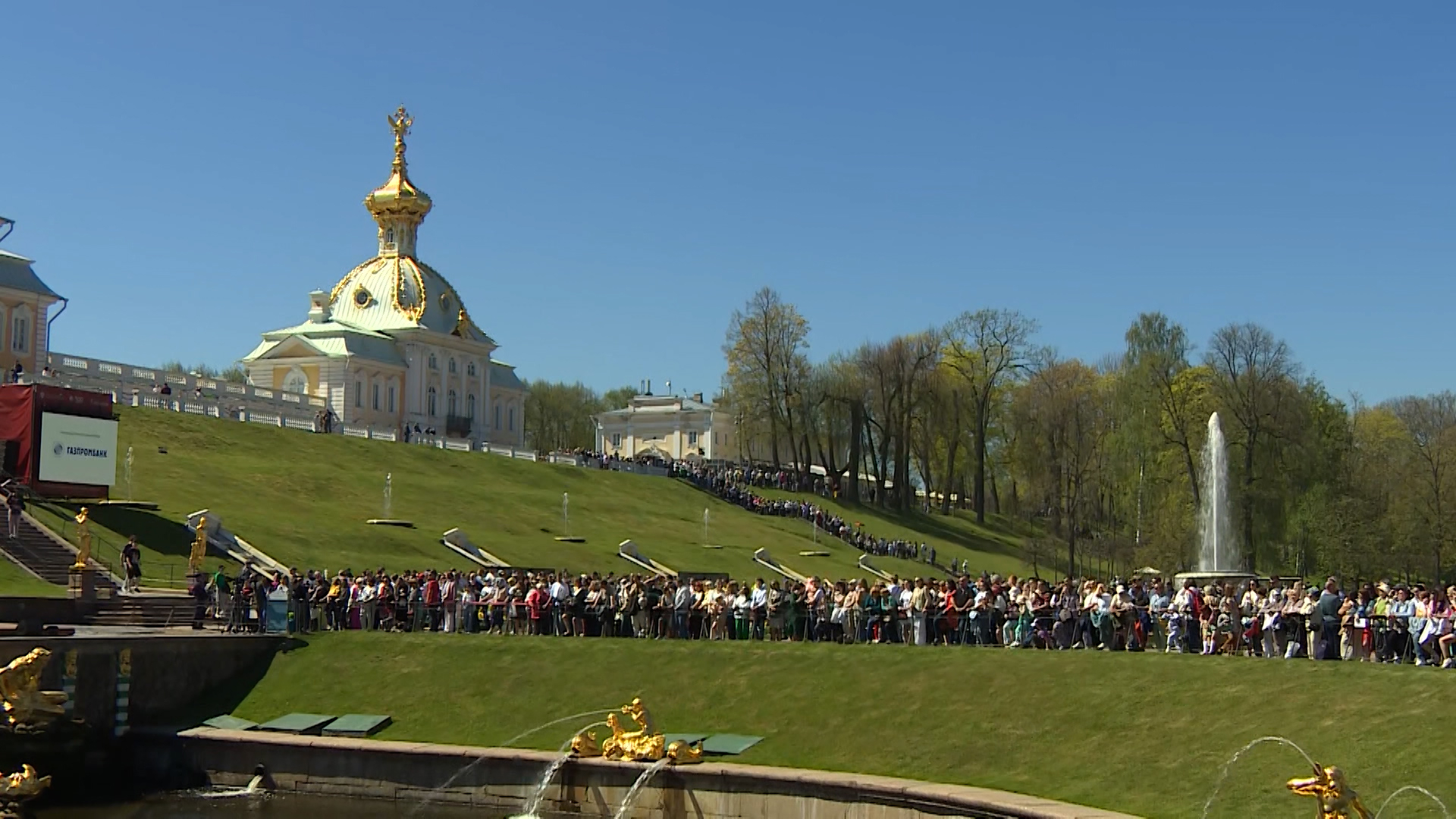 Весенний праздник фонтанов проходит в Петергофе | Телеканал Санкт-Петербург