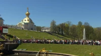 Весенний праздник фонтанов проходит в Петергофе