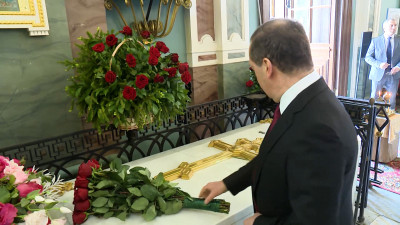 Дмитрий Медведев, Андрей Турчак и Александр Беглов возложили цветы на могилу основателя Петербурга