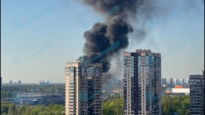 В Приморском районе разгорелся крупный пожар в промышленном здании