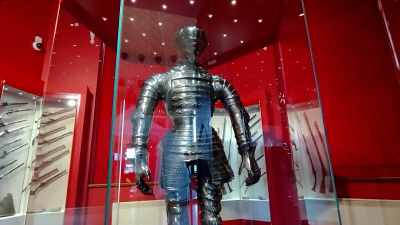 В Царском Селе показали костюмный доспех Печального рыцаря из коллекции Эрмитажа