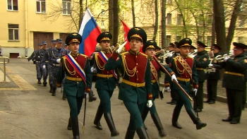 Росгвардейцы Петербурга устроили для ветеранов парад и исполнили военные песни