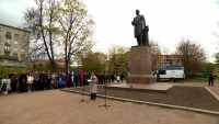 В День радио петербуржцы возложили цветы к памятнику Александру Попову