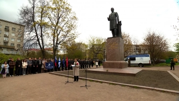 В День радио петербуржцы возложили цветы к памятнику Александру Попову