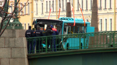 Дело о падении автобуса в Мойку передали в центральный аппарат СК