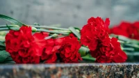СМИ: в Киеве несут цветы к Вечному огню, несмотря на перенос Дня Победы
