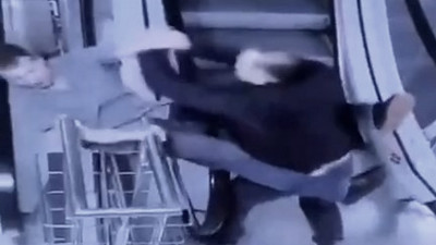 В Петербурге будут судить мужчину, который в торговом комплексе сбросил человека с эскалатора