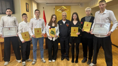 В Петербурге наградили студентов, спасших женщину от разъяренного мужчины с ножом 