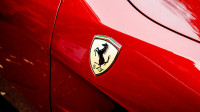 В центре Петербурга Ferrari за миллионы рублей влетел в Mercedes и BMW