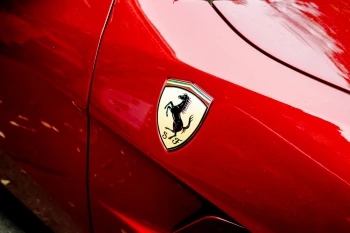 В центре Петербурга Ferrari за миллионы рублей влетел в Mercedes и BMW