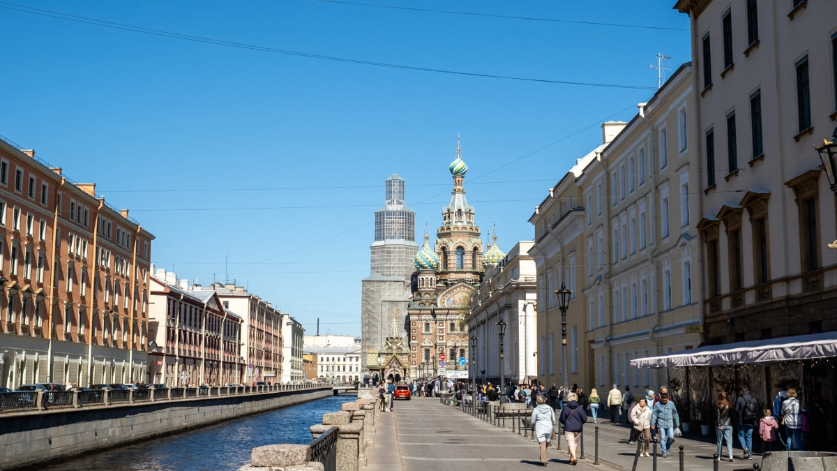 В Петербурге часть соцрекламы на улицах и в общественном транспорте создана  про помощи ИИ | Телеканал Санкт-Петербург