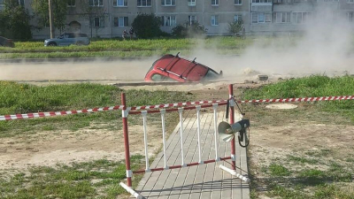 На улице Ярослава Гашека машина провалилась в яму с кипятком: владелец пытался её спасти