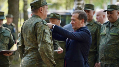 Дмитрий Медведев и Александр Беглов наградили военных в учебном центре ЛенВО