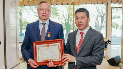 Александра Беглова наградили вьетнамской медалью «За мир и дружбу между народами»