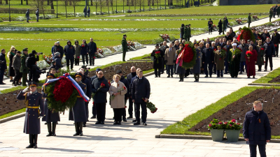 «Память, сберегающая мир»: за церемонией на Пискаревском кладбище наблюдали ветераны из 15 стран