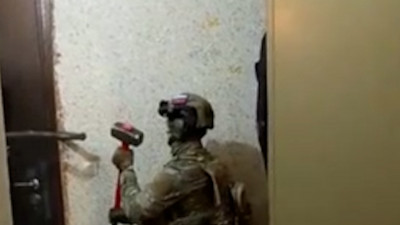 Росгвардия показала видео штурма квартиры стрелка на Народной улице