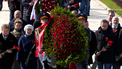 Делегация из Словакии почтила память защитников Ленинграда на Пискаревском мемориальном кладбище