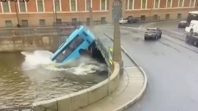 Водителю, который управлял упавшим в Мойку автобусом, изберут меру пресечения