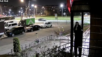 Полиция Петербурга ищет мужчину, который осквернил флаг РФ на проспекте Королева