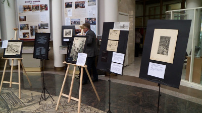 Искусствовед Владимир Васильев передал рисунки блокады на хранение в архив