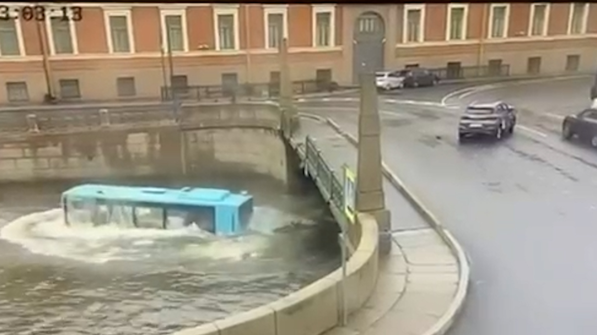 Появилось видео с падением автобуса с пассажирами в Мойку | Телеканал  Санкт-Петербург