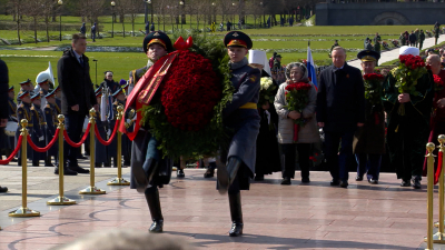 «Памяти павших будьте достойны!»: на Пискаревском кладбище почтили подвиг защитников Ленинграда