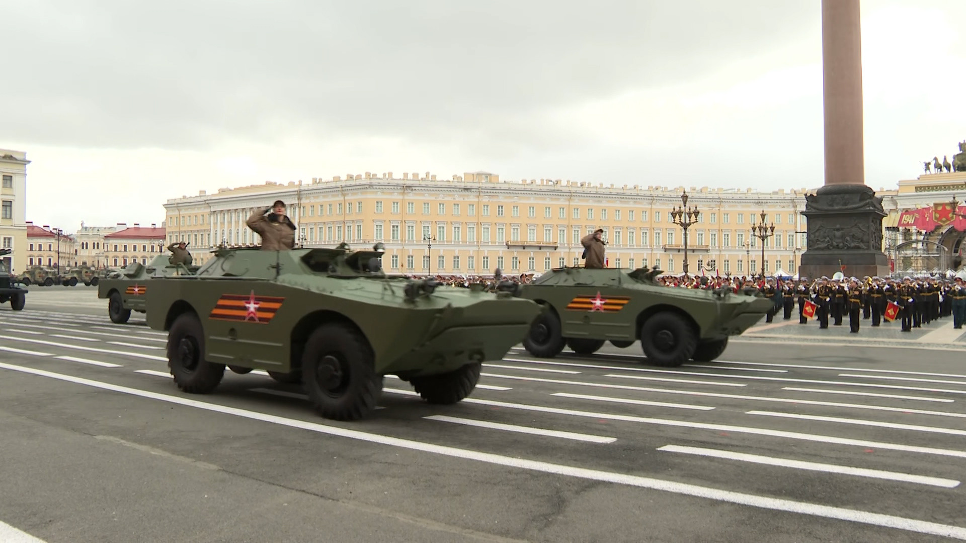 На Дворцовой площади прошла генеральная репетиция парада Победы | Телеканал  Санкт-Петербург