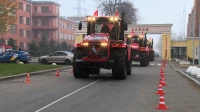 По петербургским улицам прошла колонна тракторов Кировского завода