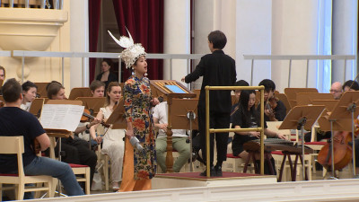 Российско-китайский симфонический оркестр с двумя девушками-дирижерами выступит в Петербурге