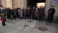 К мемориальной доске «Героизму и мужеству ленинградцев» на Невском проспекте возложили цветы и венки