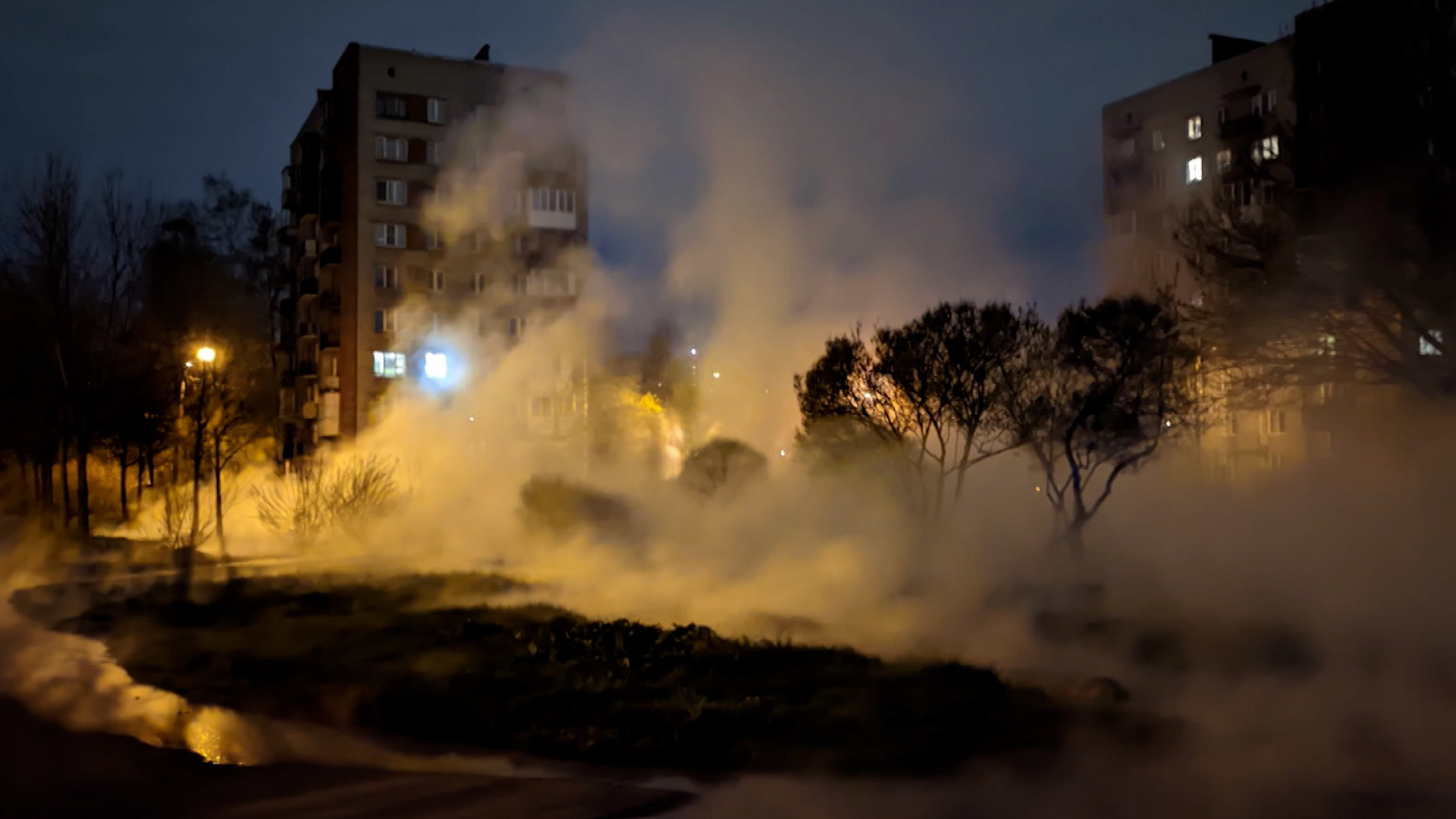 Трубу с горячей водой прорвало ночью на улице Белы Куна в Петербурге |  Телеканал Санкт-Петербург