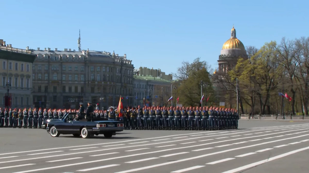 Память погибших солдат почтили минутой молчания на Дворцовой площади - tvspb.ru