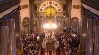 В Петербург доставили Благодатный огонь из Иерусалимского Храма Гроба Господня