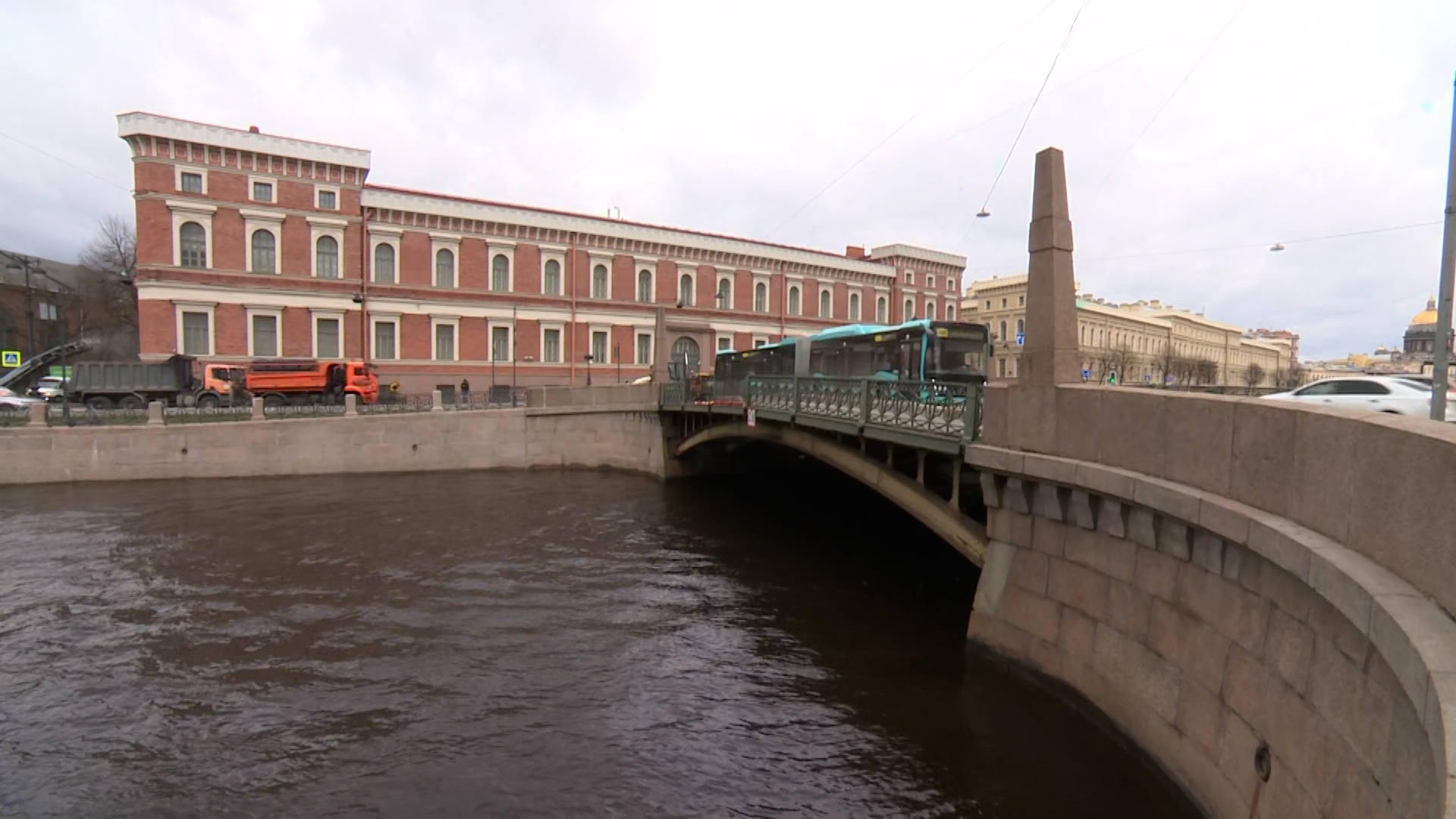 Петербуржцы несут цветы к Поцелуеву мосту, где в аварии с автобусом погибли  7 человек