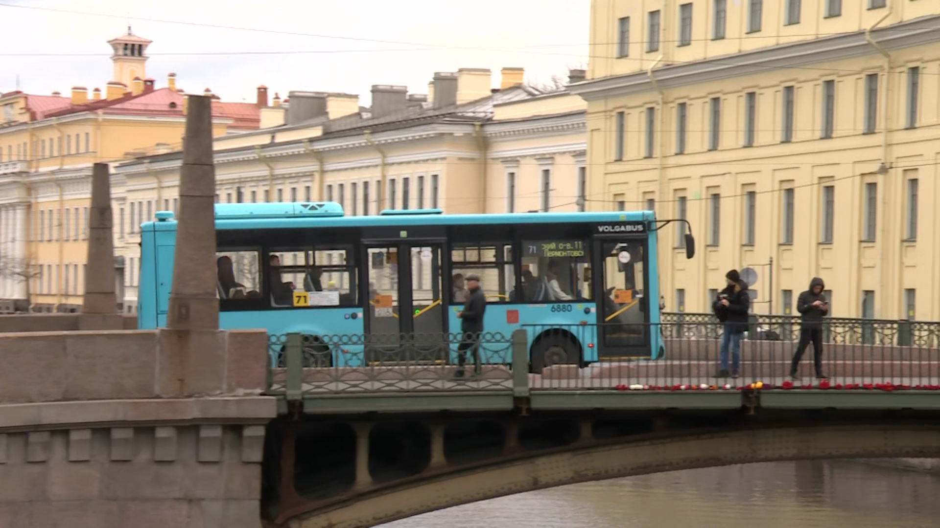 Петербуржцы несут цветы к Поцелуеву мосту, где в аварии с автобусом погибли  7 человек