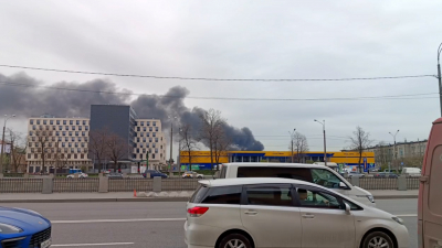 В Кировском районе начался пожар в промышленной зоне