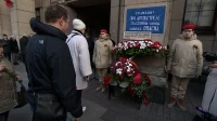 Петербуржцы возложили цветы к мемориальной доске «Героизму и мужеству ленинградцев»