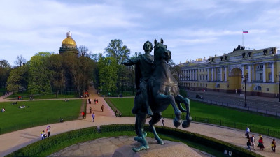 Александр Беглов и Валентина Матвиенко возложили цветы к памятнику Петру I на Сенатской площади