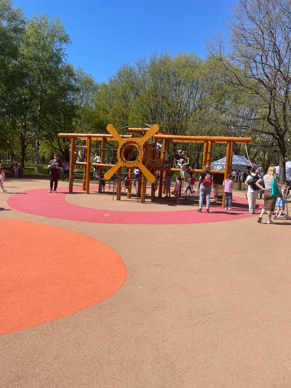 «Вулканчики» для ванн, мосты и театральные маски: в парке Авиаторов отгремел Большой семейный фестиваль - tvspb.ru