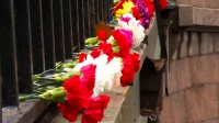 Петербуржцы несут цветы к Поцелуеву мосту, где в аварии с автобусом погибли 7 человек