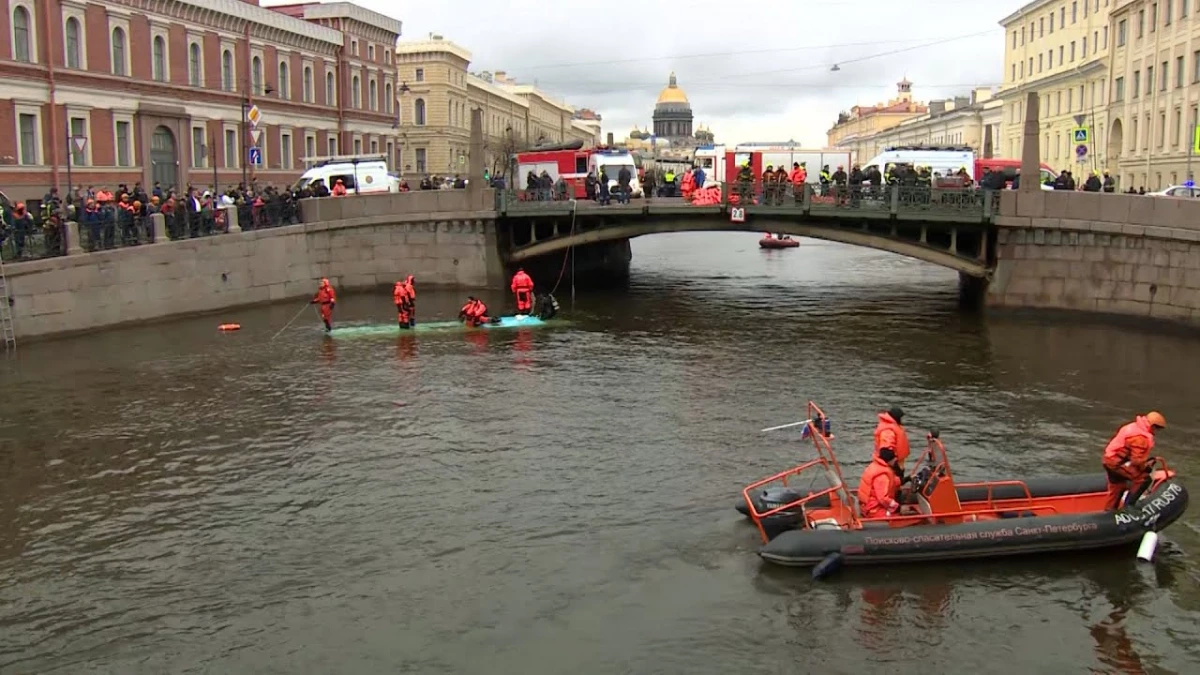 Прямая трансляция спасательных работ на Мойке, в которую упал автобус - tvspb.ru