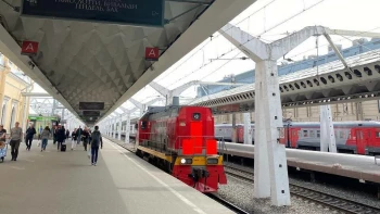 На Московском вокзале мужчина упал между платформой и ехавшим поездом
