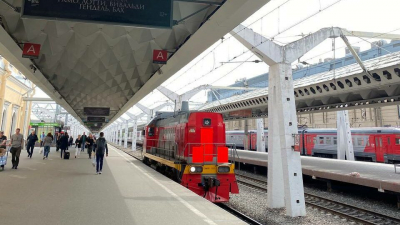 На Московском вокзале мужчина упал между платформой и ехавшим поездом