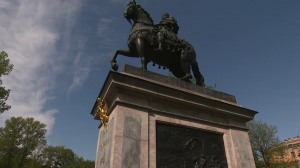 Социальная дистанция для императора: памятник Петру I у Инженерного замка огородили от желающих «потереть сапожок на счастье»