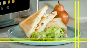 Завтрак с REDMOND. Сэндвич с творожным сыром и грушей