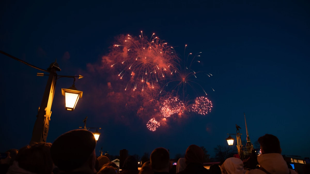 Небо над Петербургом озарил праздничный салют по случаю Дня защитника Отечества - tvspb.ru