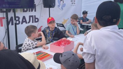 Юным участникам семейного фестиваля показали современную школу