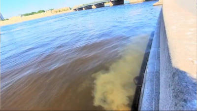 У Литейного моста зафиксировали сброс мутных стоков в Неву
