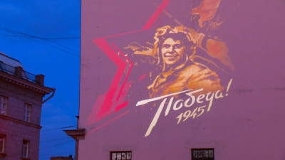 Световые проекции украсили фасады домов в Петербурге в честь Дня Победы